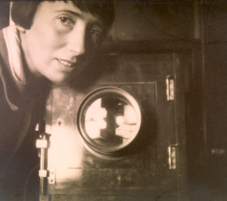 Self portrait of Trude Fleischmann with her camera